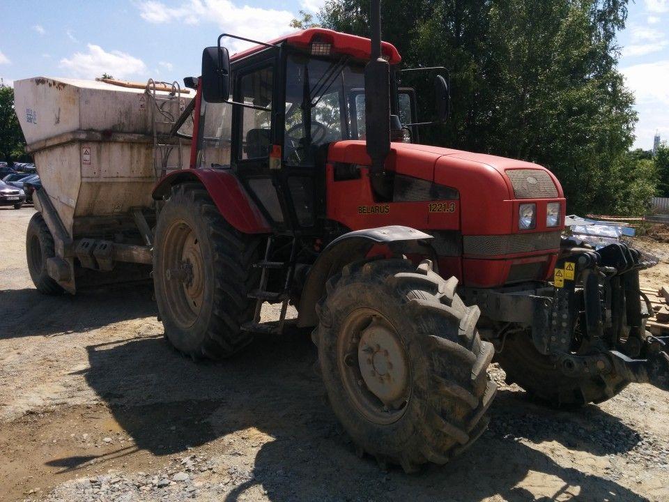 MTZ z rozsypywaczem Stehr SBS10